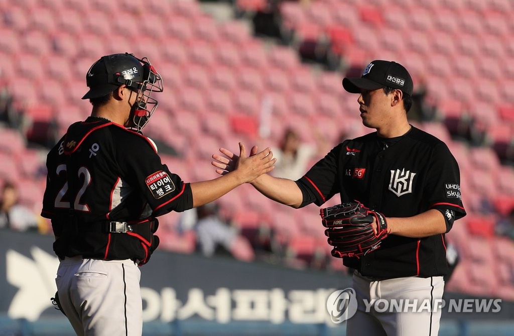 In this file photo from Oct. 3, 2018, KT Wiz reliever Kim Jae-yoon (R) and catcher Jang Sung-woo celebrate their 4-3 victory over the LG Twins in a Korea Baseball Organization regular season game at Jamsil Stadium in Seoul. (Yonhap)