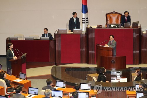 답변하는 유은혜 사회부총리