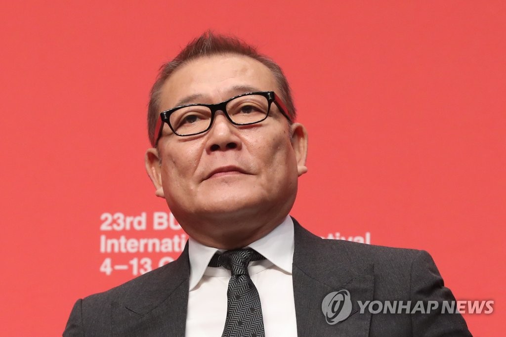 '자위함 욱일기' 관련 질문 듣는 쿠니무라 준