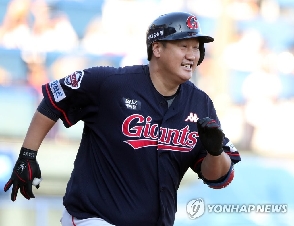 In this file photo from Oct. 7, 2018, Lee Dae-ho of the Lotte Giants heads to first base in the top of the eighth inning of a Korea Baseball Organization regular season game against the NC Dinos at Masan Stadium in Changwon, 400 kilometers southeast of Seoul. (Yonhap)