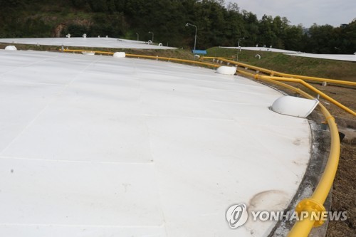 잔디로 둘러싸인 유증기 환기구