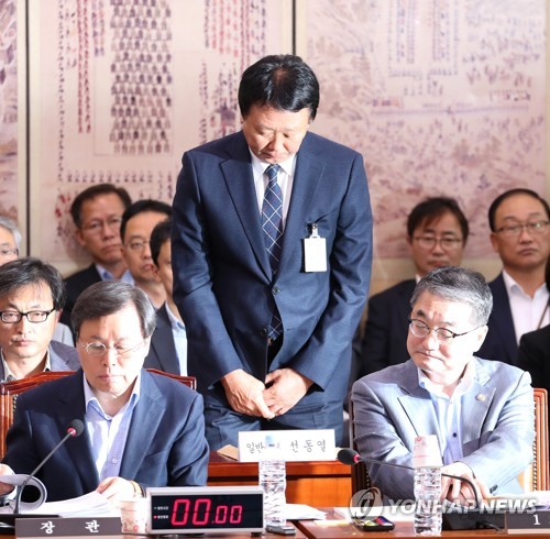 증인 인사하는 선동열 야구 대표팀 감독