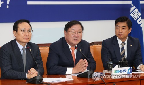 정책조정회의에서 발언하는 김태년