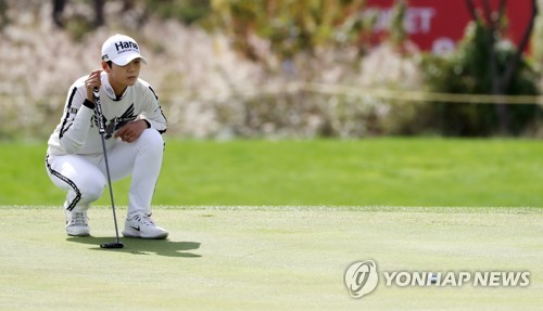퍼팅라인 살피는 박성현