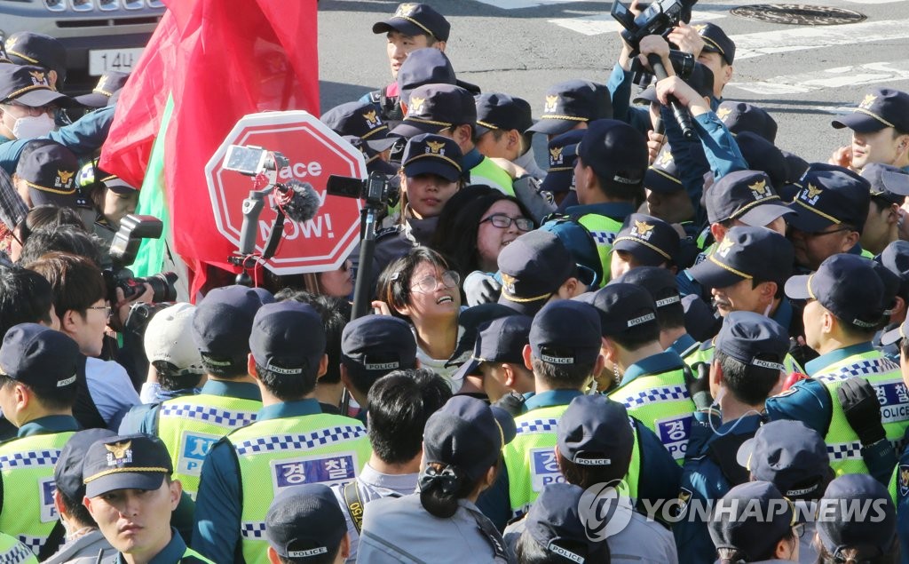 경찰과 마찰 빚는 해군관함식 반대 시위대