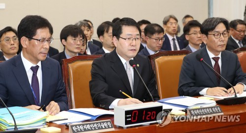 답변하는 강정민 원자력안전위원회 위원장