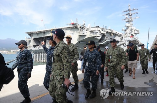 화창한 날씨로 미 해군 맞는 제주