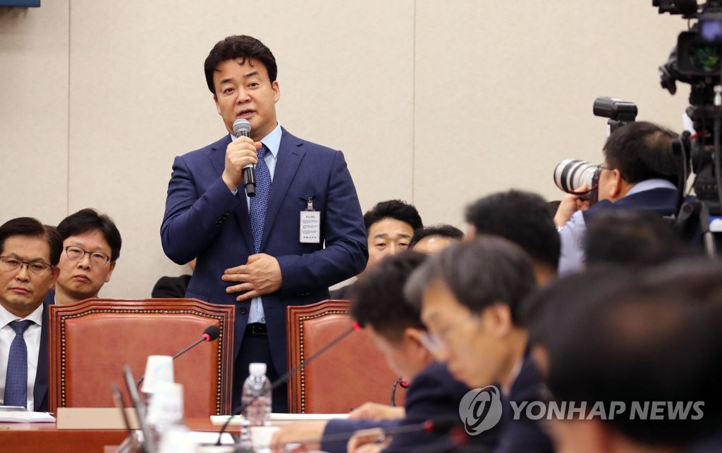 국감 참고인 출석한 백종원