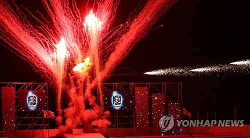 성화대로 날아가는 불꽃