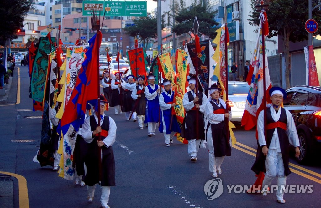 가장 퍼레이드로 선보이는 제주문화