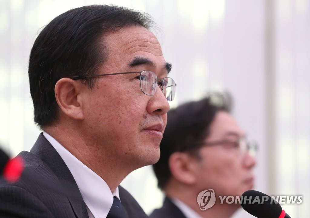 연락사무소 공사 관련 질의받는 조 장관
