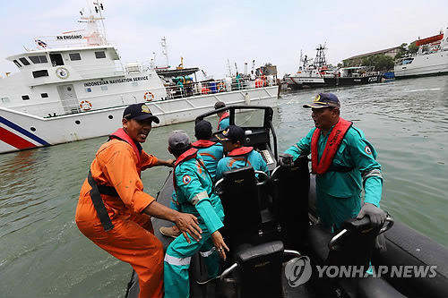 인니 라이온 여객기 추락 현장에 출동하는 구조대