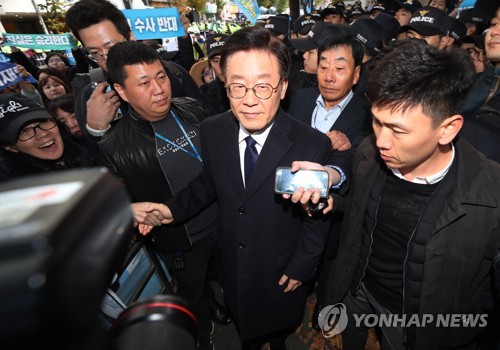 지지자들과 환호 속에 이동하는 이재명 경기지사