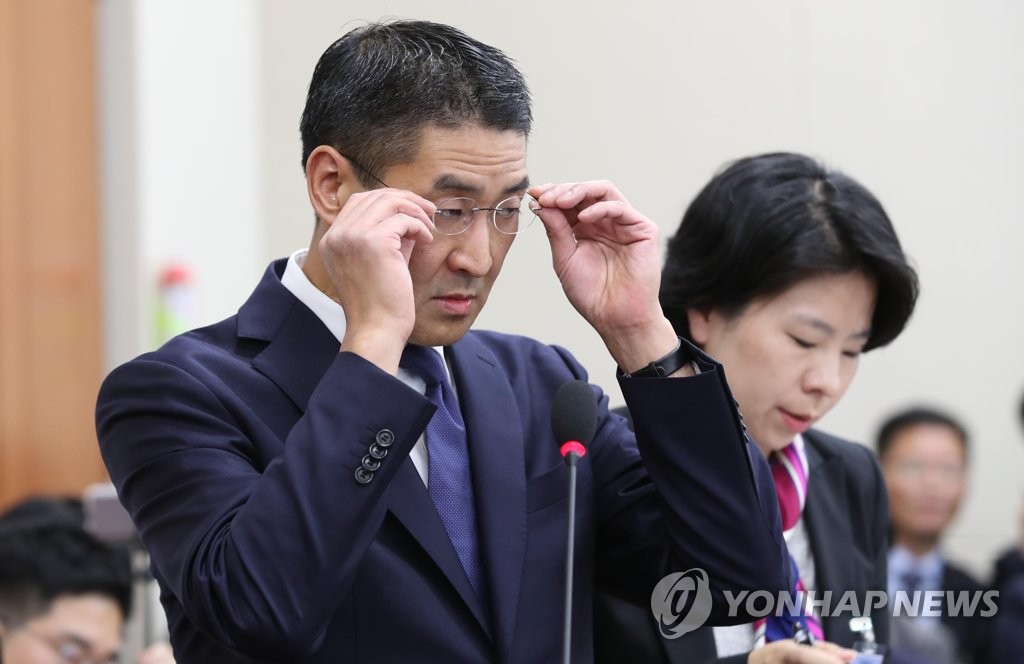 안경 고쳐 쓰는 존 리