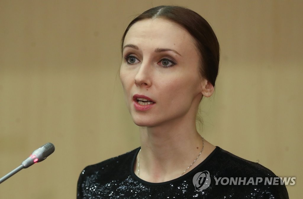 질문에 답하는 스베틀라나 자하로바