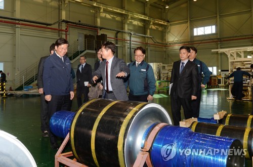 이차전지 제조업체 견학하는 성윤모 장관