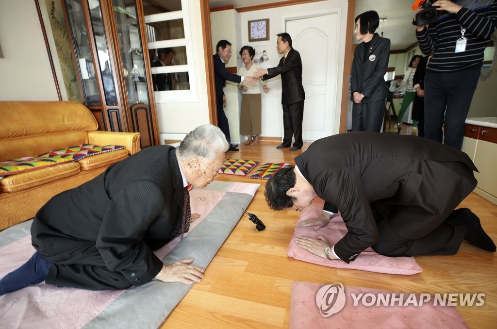 독립유공자 가정 방문한 이낙연 총리
