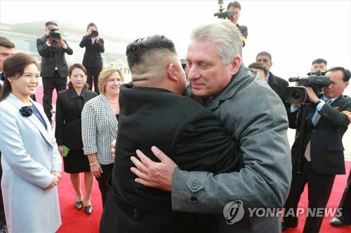 작별 인사 나누는 김정은과 쿠바 국가평의회 의장
