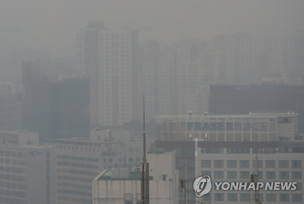 비와 미세먼지로 희뿌연 도심