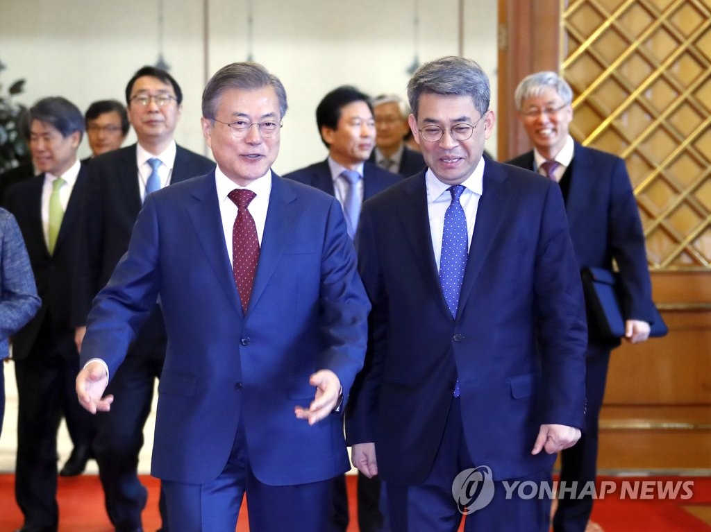 얘기 나누는 문 대통령과 권구훈 신임 북방경제위원장