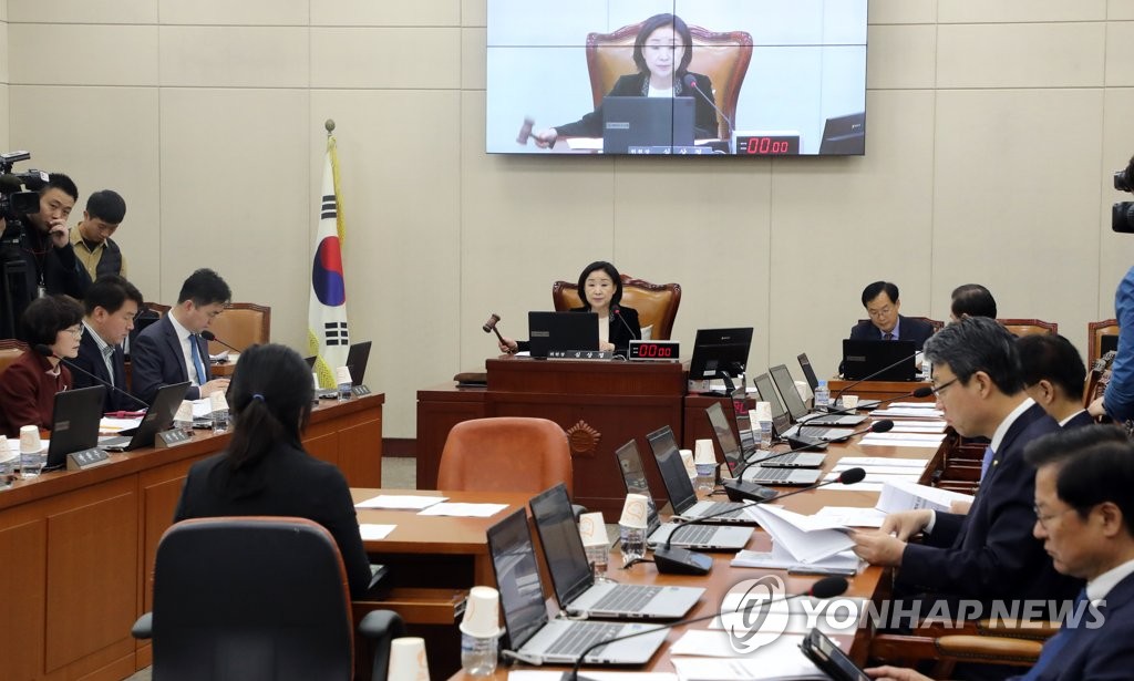 의사봉 두드리는 심상정 정개특위 위원장