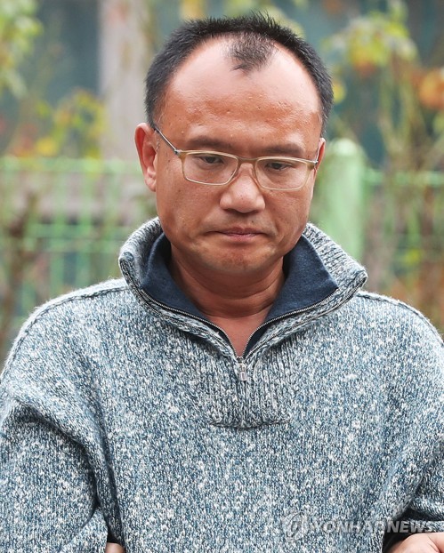 고개 숙인 양진호 회장