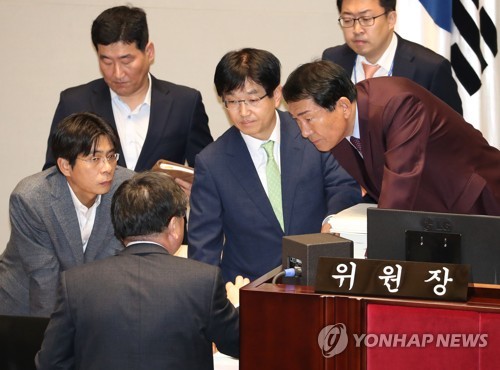 안상수 위원장과 대화하는 김용진 차관