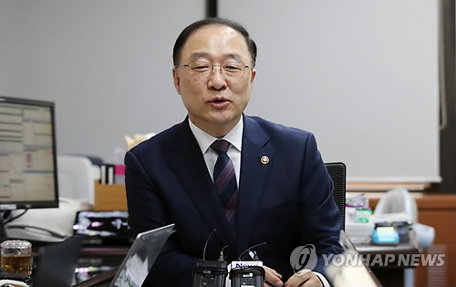 경제부총리 내정된 홍남기 국무조정실장