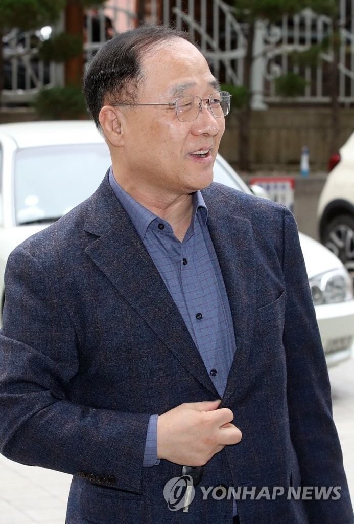 홍남기 경제부총리 후보자 첫 출근