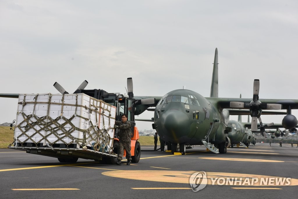 ミカンを搭載して北朝鮮に向かう準備をしている軍輸送機（国防部提供）＝１１日、済州（聯合ニュース）