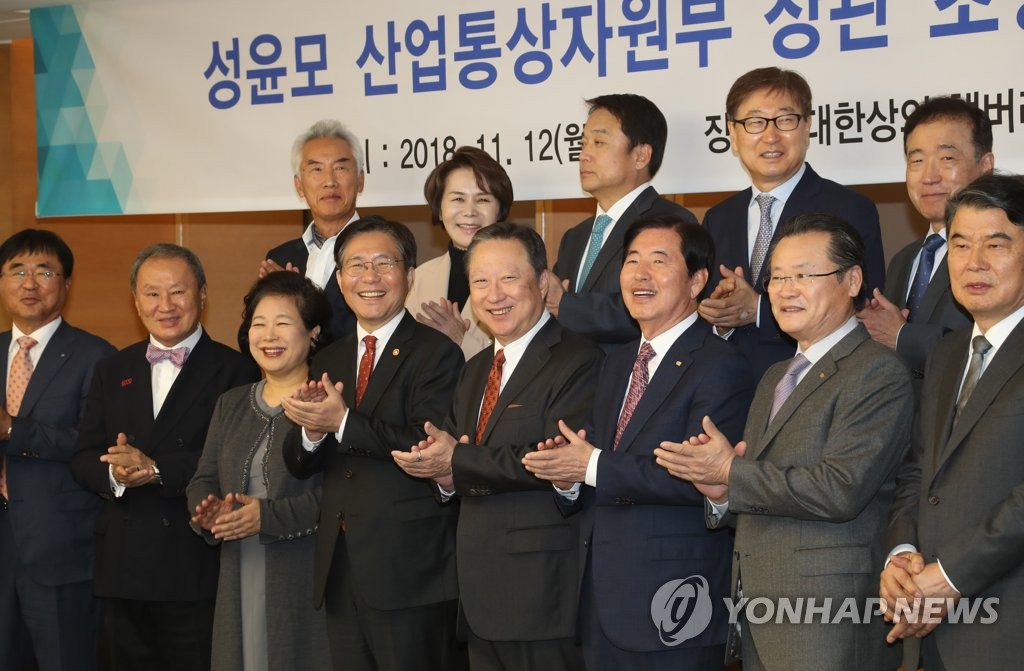 기념촬영 하는 성윤모 장관과 박용만 회장 등 참석자들