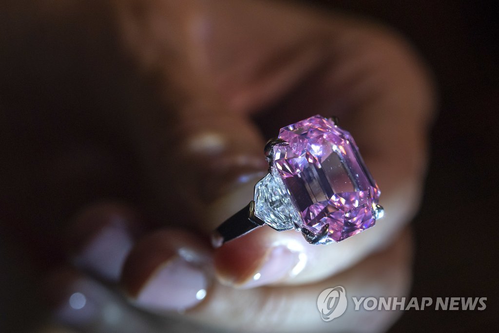 19캐럿 '핑크 다이아몬드' 크리스티 경매서 574억원에 낙찰