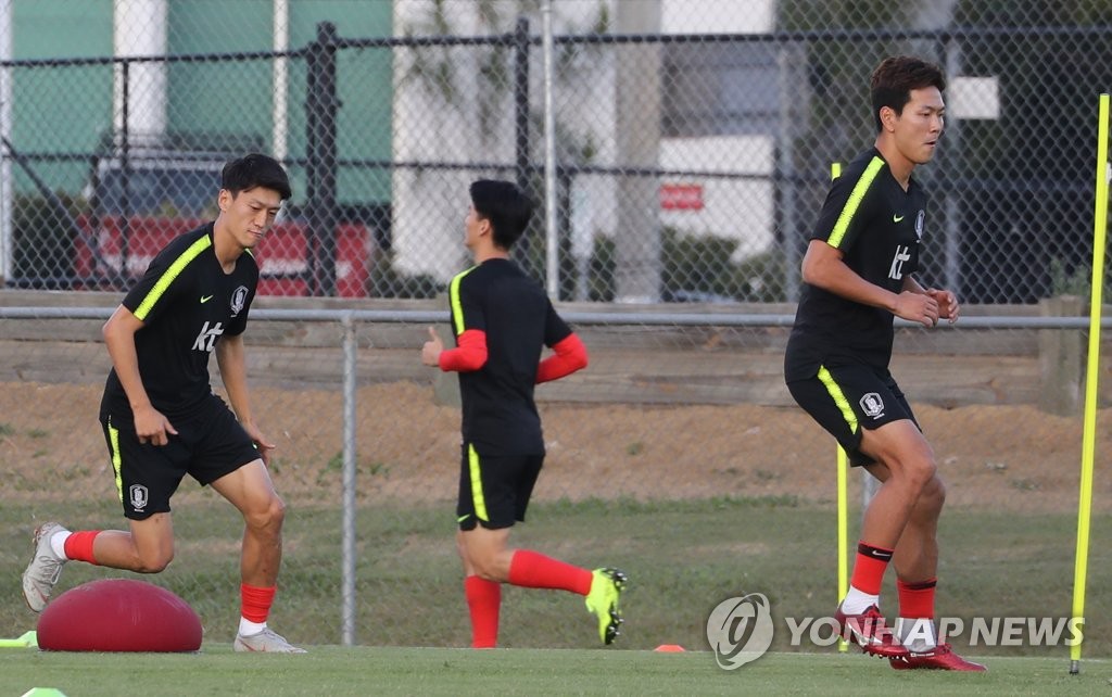 South Korea national football team players Kim Young-gwon (R) and Lee Chung-yong train at Perry Park in Brisbane, Australia, on Nov. 15, 2018, two days ahead of an international friendly football match between South Korea and Australia. (Yonhap)