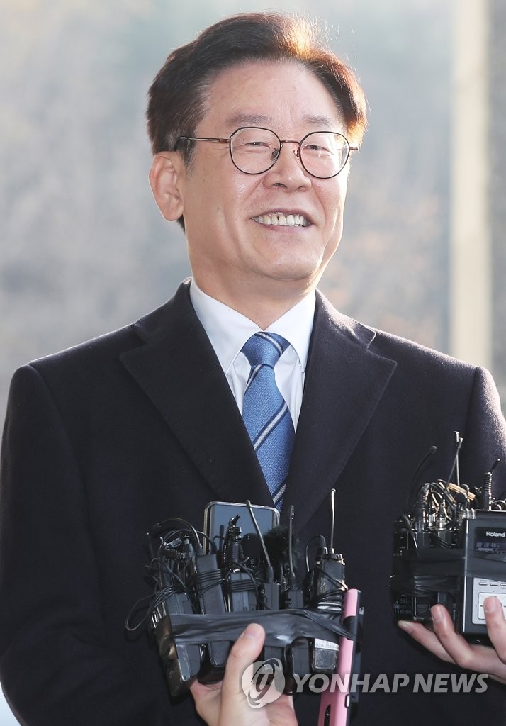 미소 지으며 답변하는 이재명 지사
