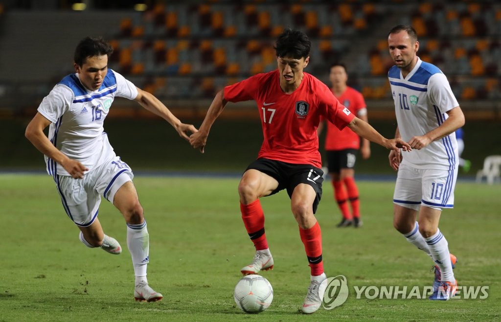 South Korea's Lee Chung-yong controls the ball during a friendly football match against Uzbekistan at the Queensland Sport and Athletics Centre (QSAC) in Nathan, a suburb of Brisbane, Australia, on Nov. 20, 2018. (Yonhap)
