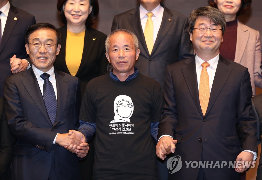 나란히 손잡고서