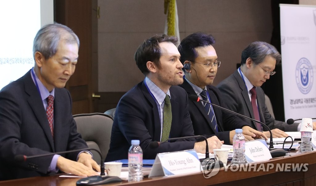 토론하는 학술회의 패널들