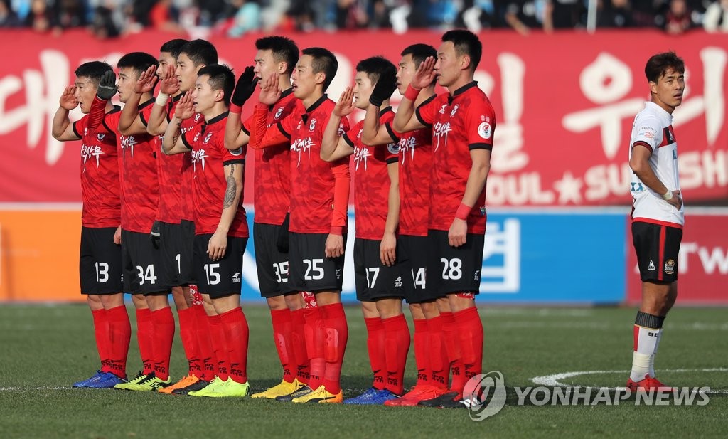 박주영 앞에서 거수경례