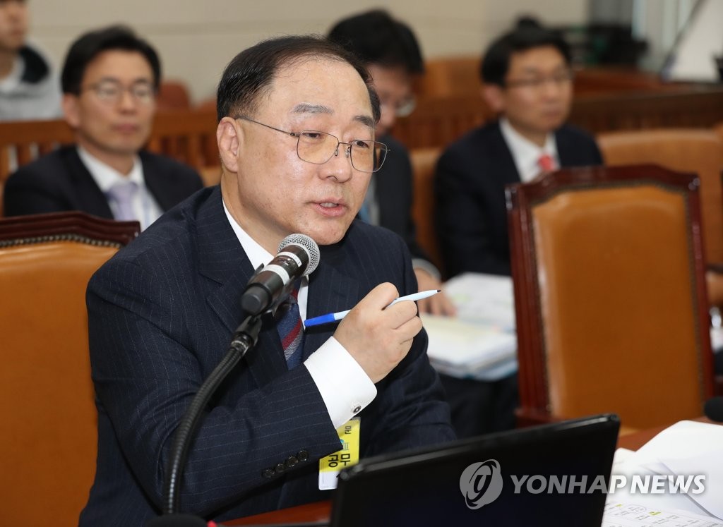 인사청문회에서 답변하는 홍남기 후보자