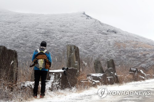 겨울옷으로 갈아입은 무등산