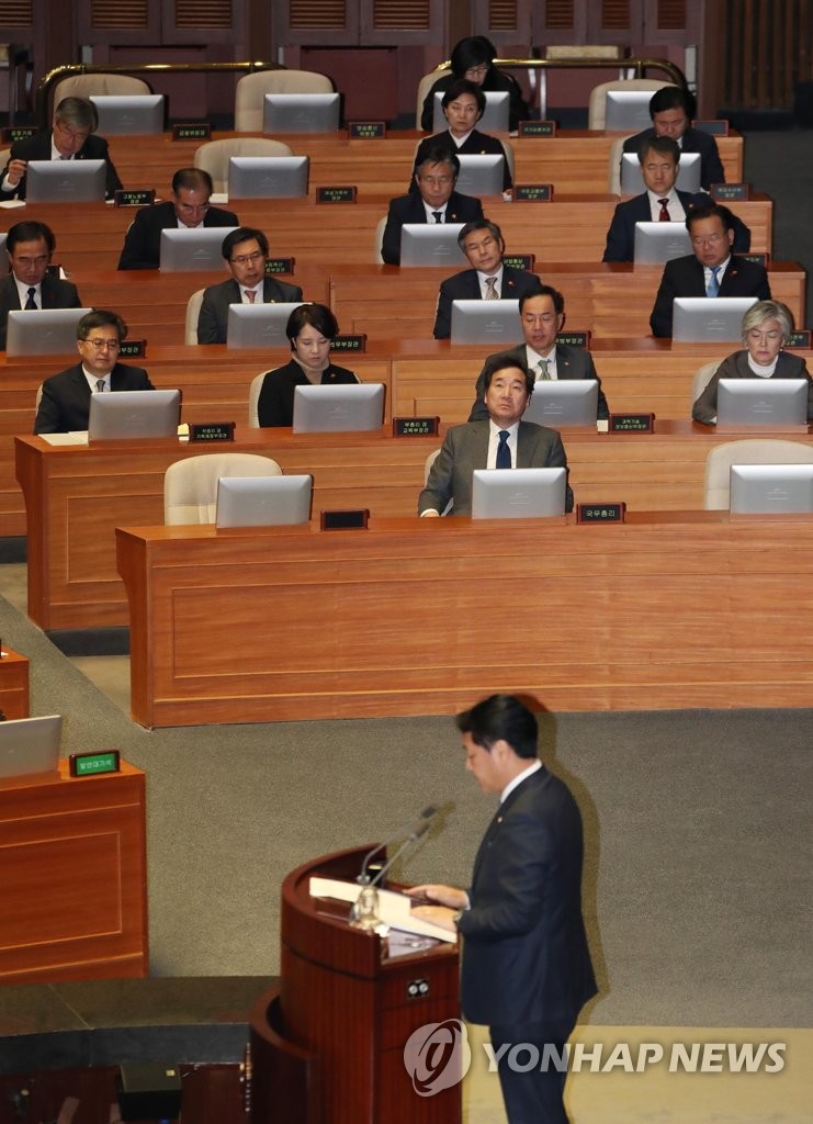 예산안 통과 반대토론 듣는 국무위원들