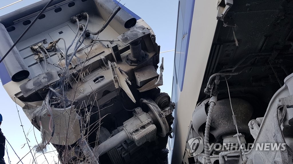 강릉서 선로 벗어난 KTX 열차