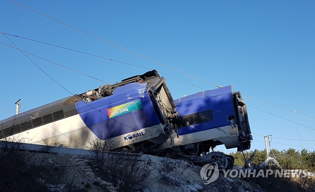 선로 심하게 벗어난 KTX 열차