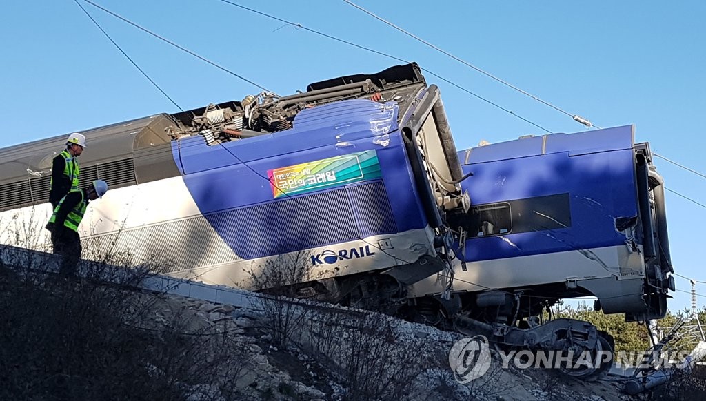 This photo shows a KTX train that derailed in Gangneung, 240 kilometers east of Seoul, on Dec. 8, 2018. (Yonhap)