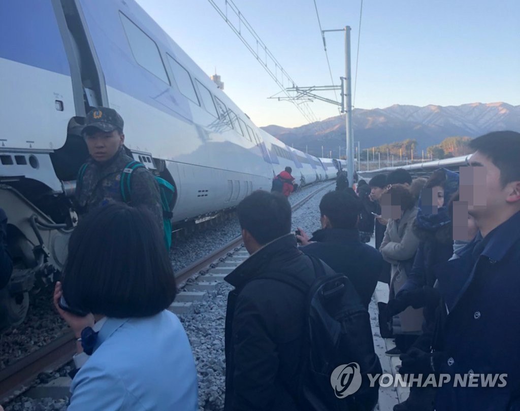 열차 탈선…탈출하는 KTX 승객들