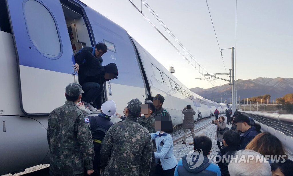 열차 탈선…탈출하는 KTX 승객들