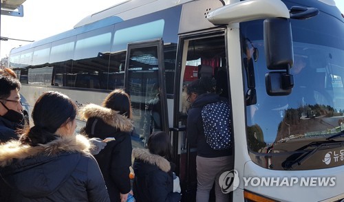 KTX 열차 탈선 사고, 대체 수송 버스 이용하는 승객들