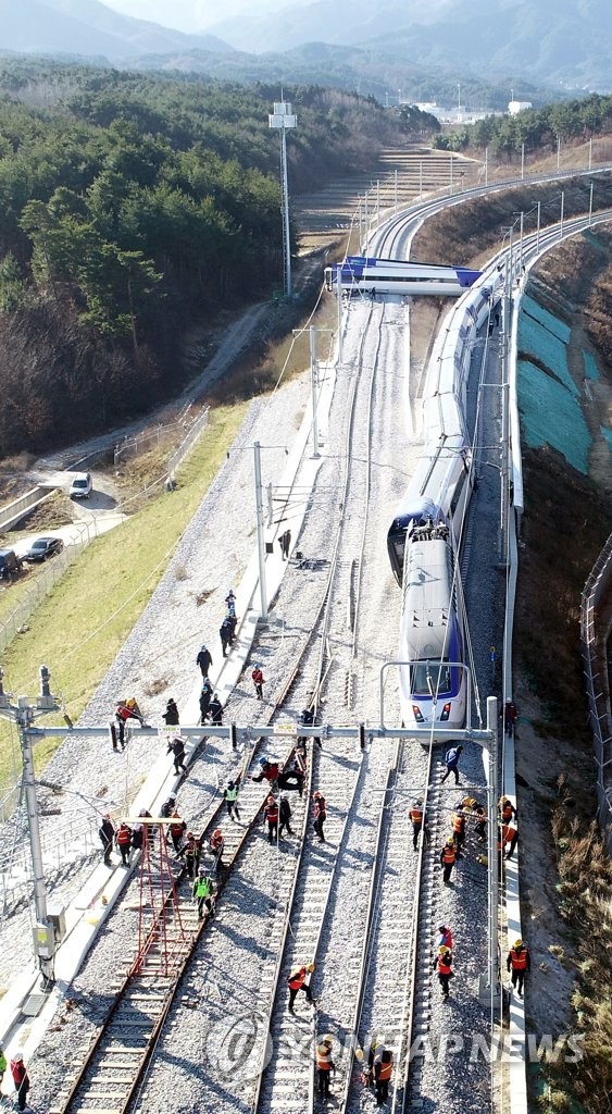 강릉 KTX 열차 사고 수습하는 관계자들