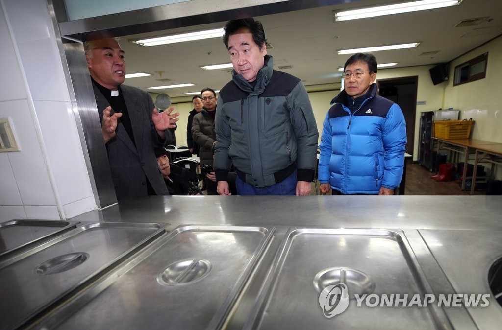 노숙인 쉼터 방문한 이낙연 총리