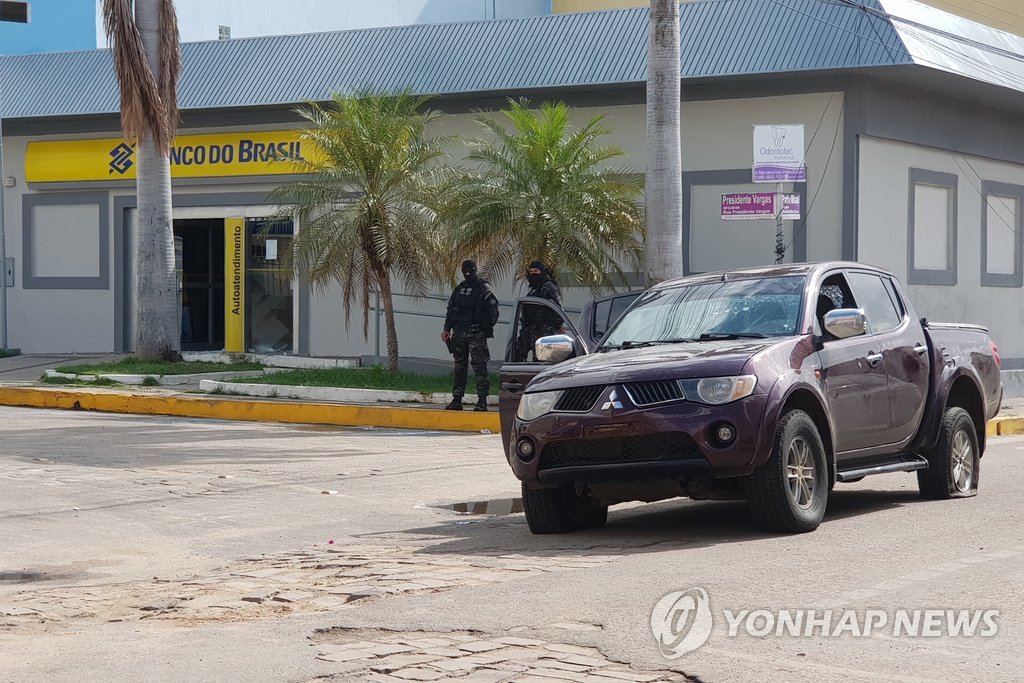 총격전 벌어진 은행 경비하는 브라질 경찰…"최소 13명 사망"